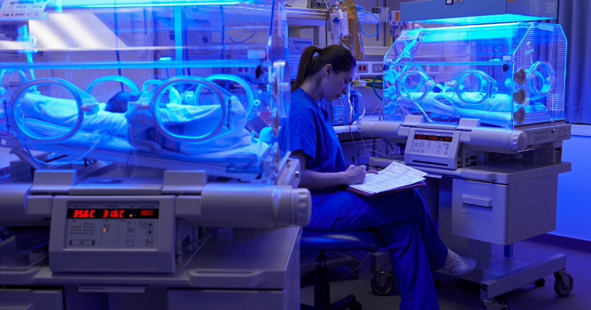 What are the benefits for an NNP of working in a level IV NICU?